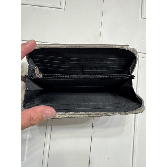 Kenneth Cole Reaction Silver Faux Patent Leather Clutch Wallet Card Holder - Picture 4 of 4